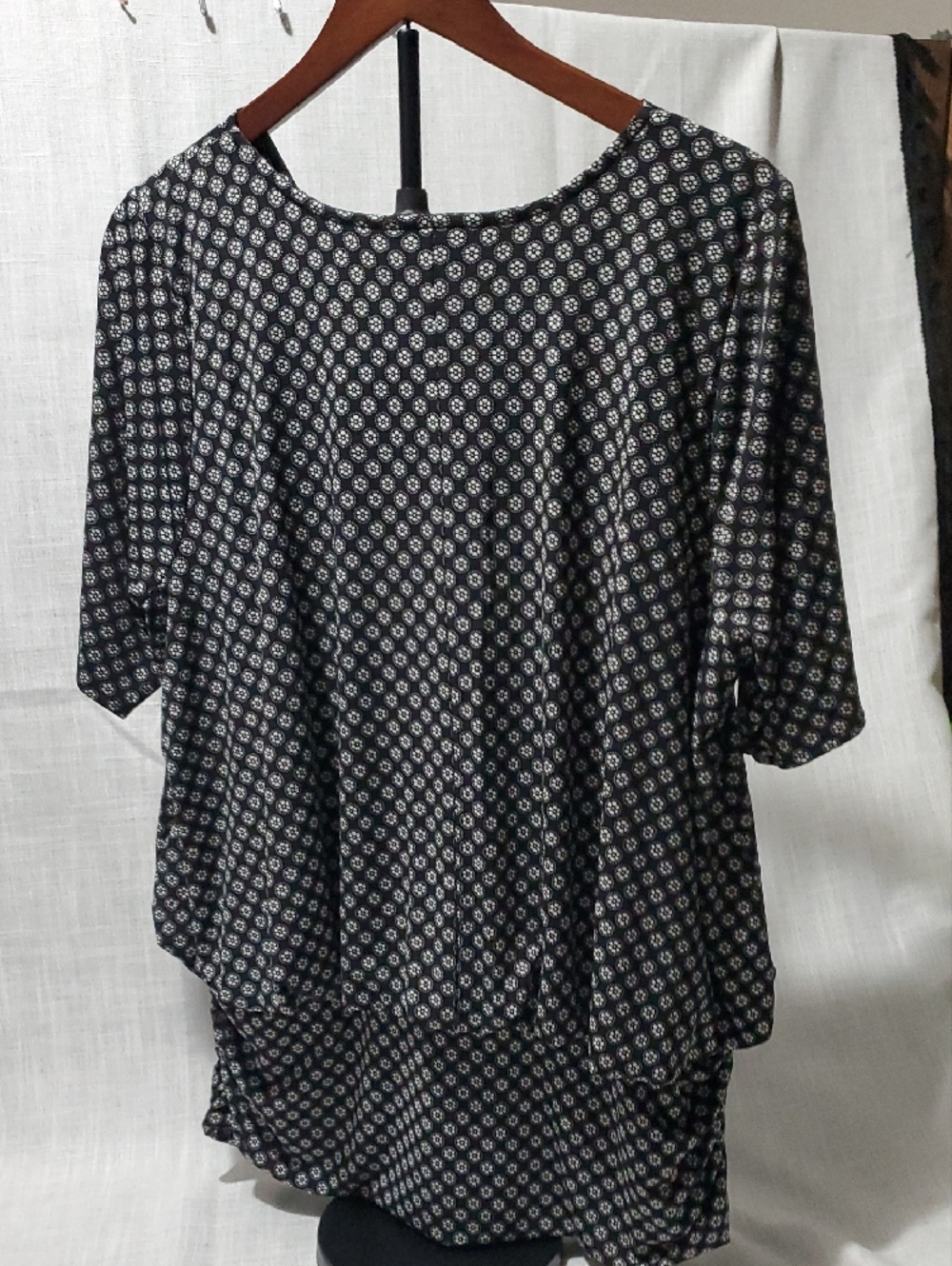 Lane Bryant Black Short Sleeve Drape Neck Top with White Geometric Print - Picture 3 of 3